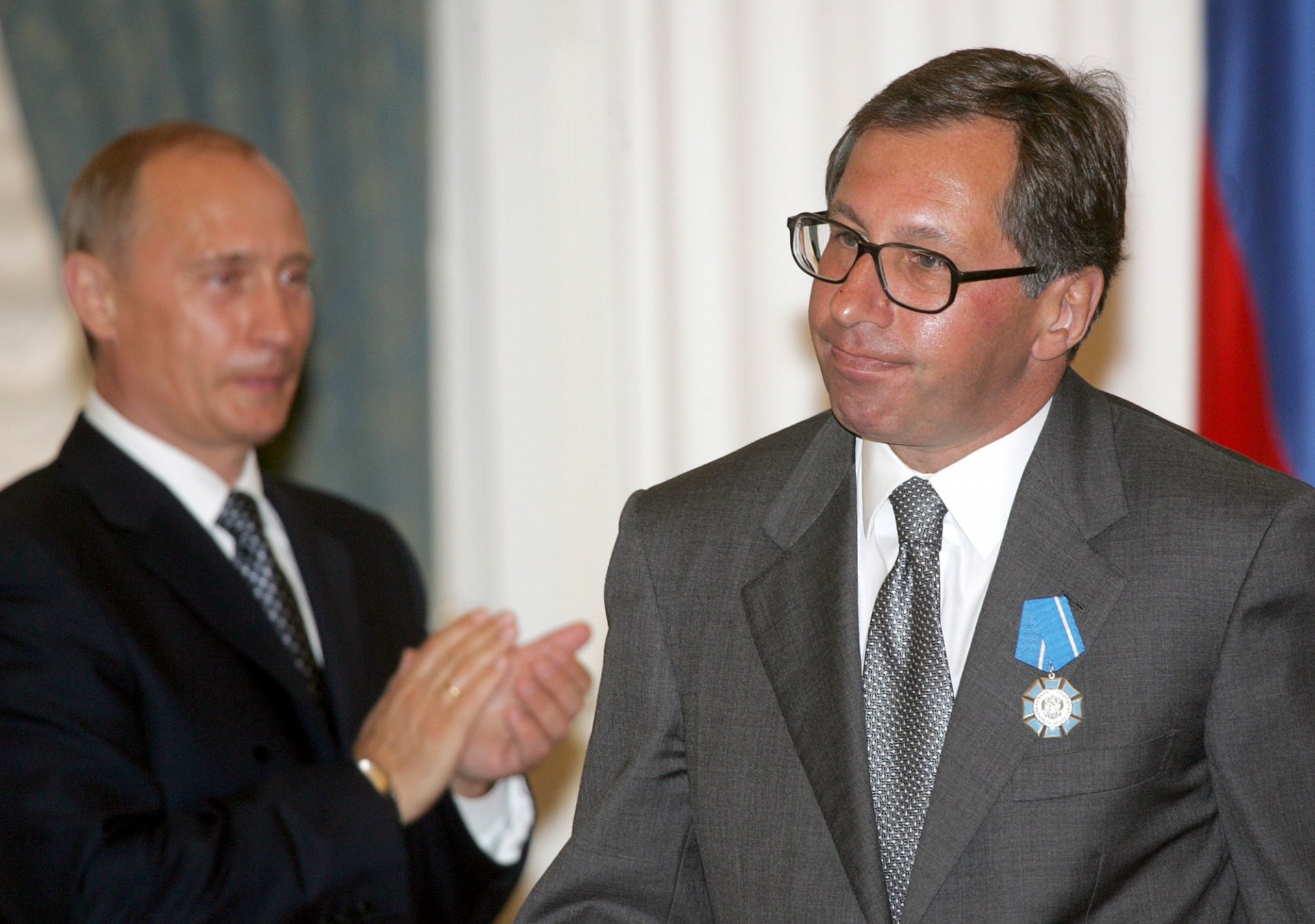 Руският президент Владимир Путин аплодира тогавашния ръководител на Alfa Bank Пьотър Авен, след като го награждава с Ордена за заслуги към Отечеството, Кремъл, Москва, 25 юли 2005 г.