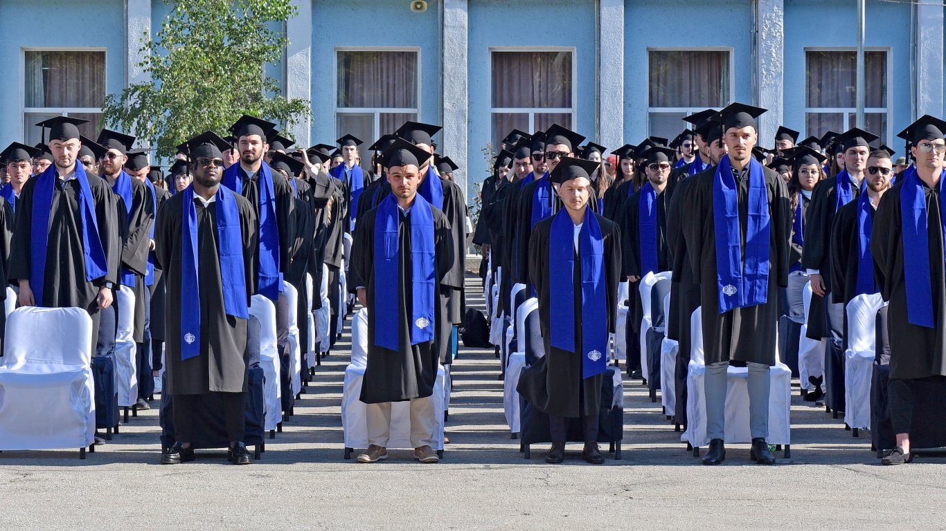 Повече от 430 младежи получиха дипломите си от Висшето военноморско училище във Варна