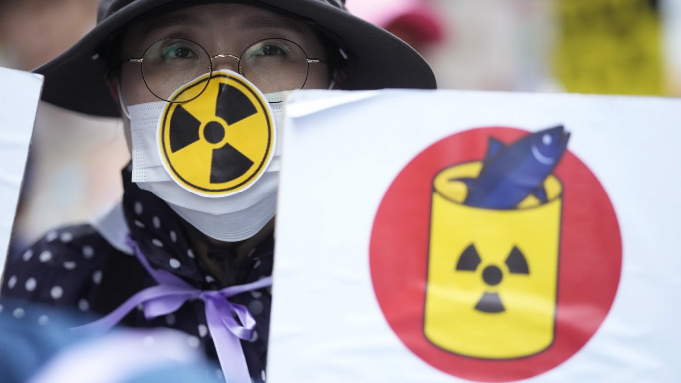 Токио изправи на нокти съседите си с решението да изпусне радиоактивни води в океана 
