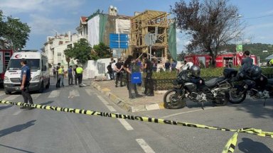 Един човек загина и един бе ранен при срутване на сграда в Истанбул