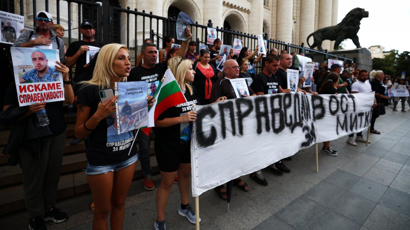 Жители на Цалапица излязоха на протест пред Съдебната палата с искане за справедливи наказания