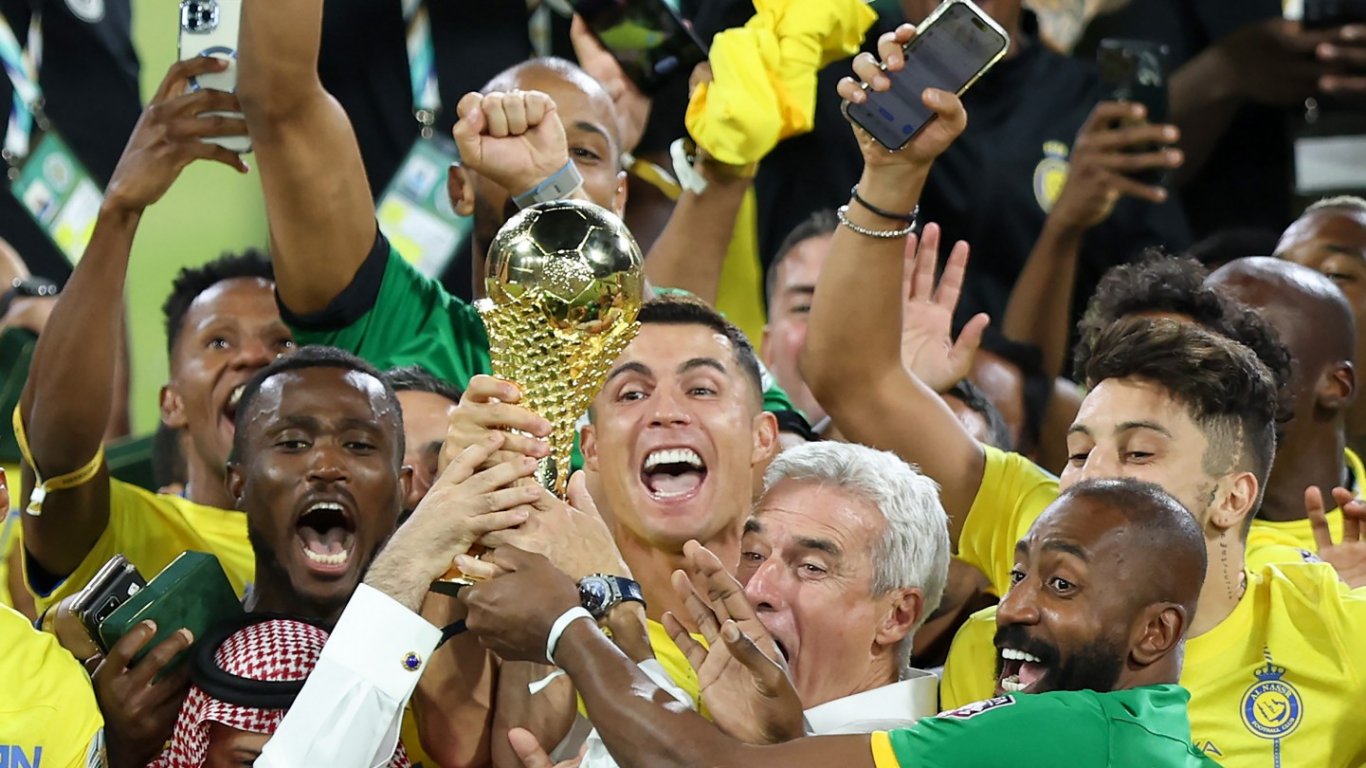 Роналдо се контузи, но вдигна първи трофей в Саудитска Арабия