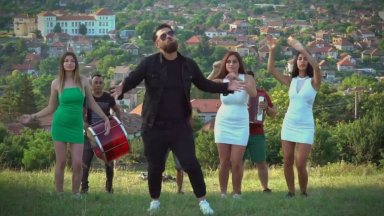 Кавър-кючек на "Моя страна, моя България" скандализира социалните мрежи, свалиха песента