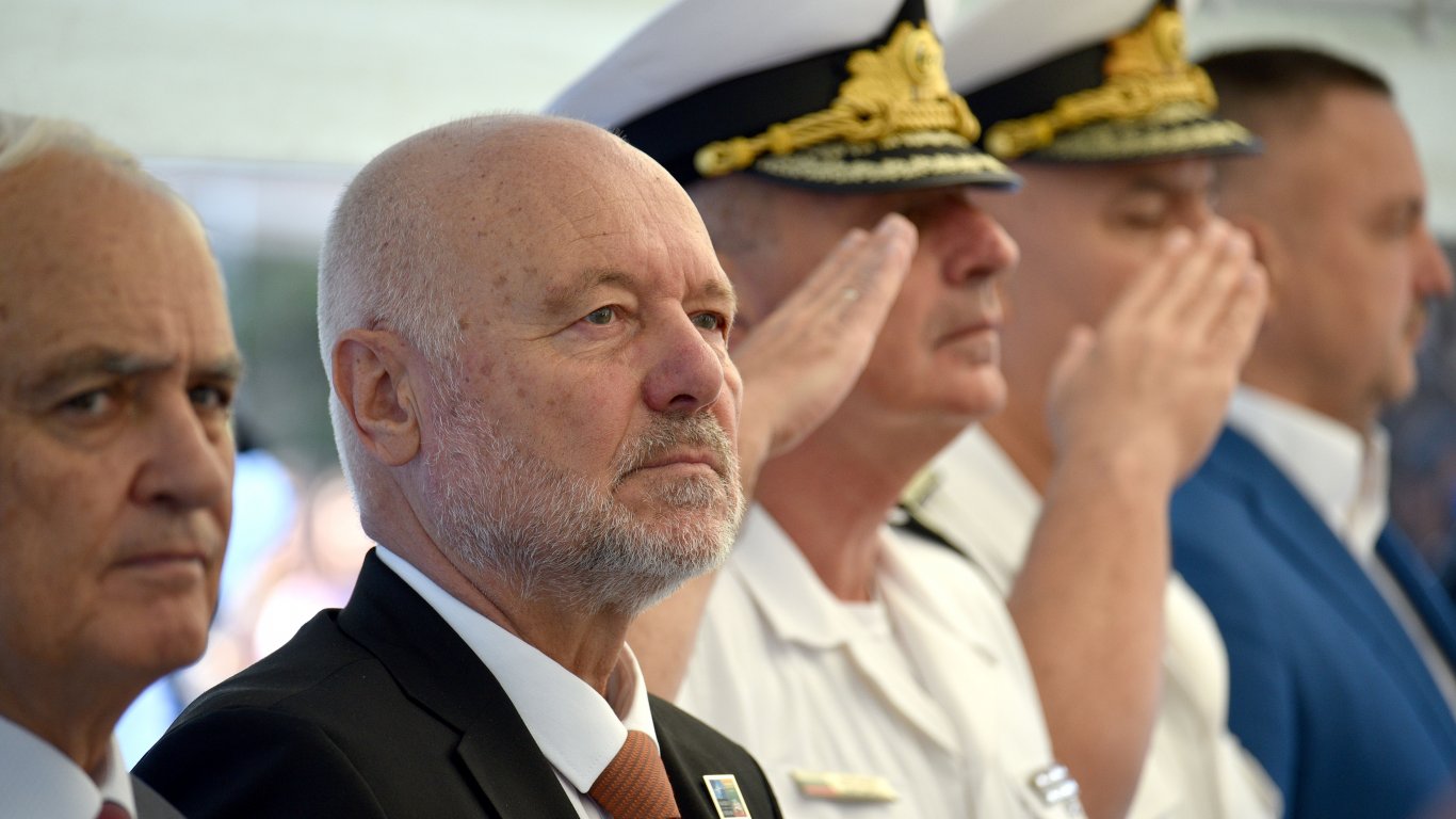 Тагарев: Русия отново е удължила морското учение в нашето икономическо пространство