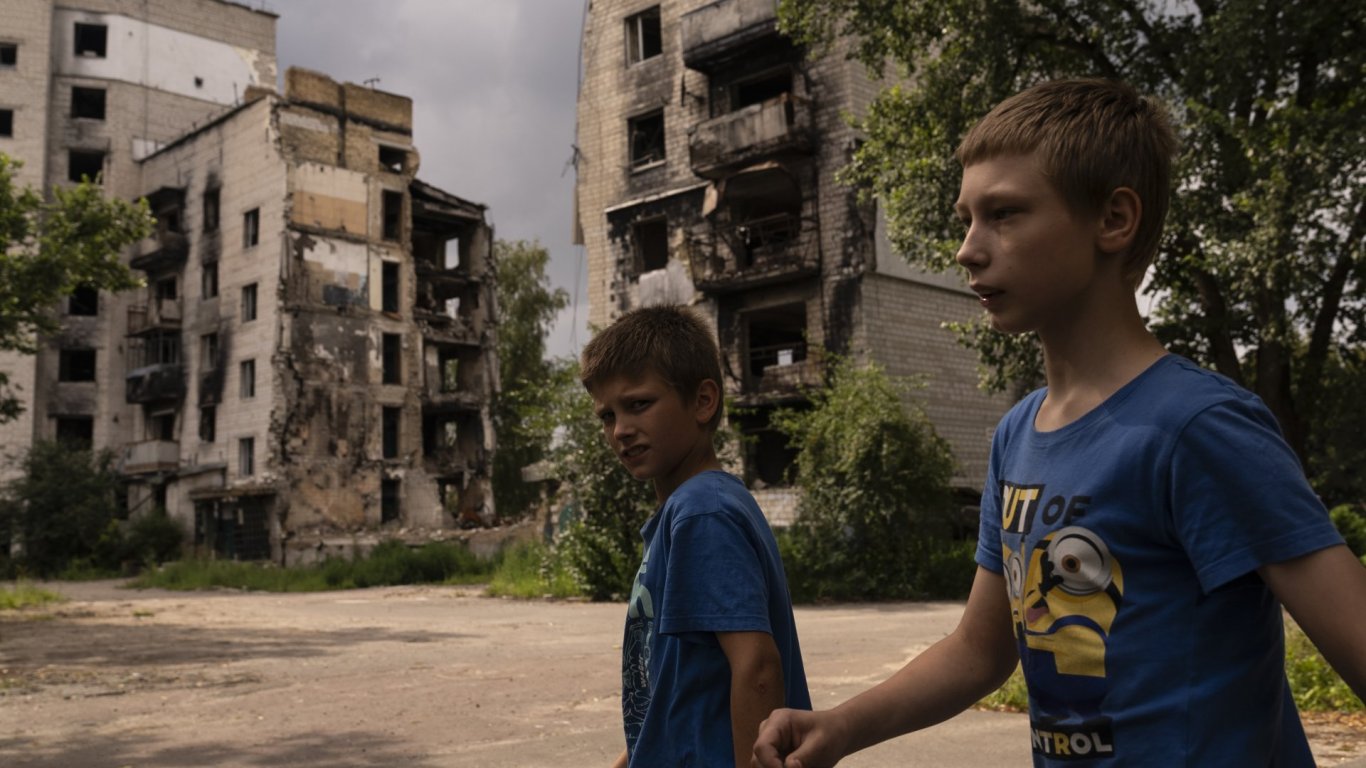 Украйна обяви, че ще евакуира децата от пет населени места на южния фронт