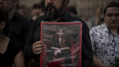 Трима възрастни и две деца от едно и също семейство