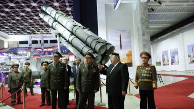 Ким и Шойгу посетиха и оръжейно изложение където на руския