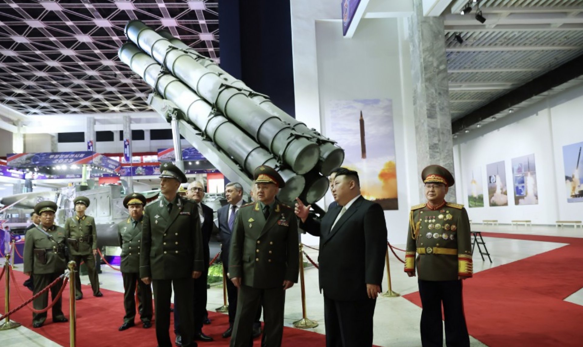 На 27 юли 2023 г. Ким и Шойгу посетиха и оръжейно изложение, където на руския министър бяха показани "нови образци оръжие и военна техника"