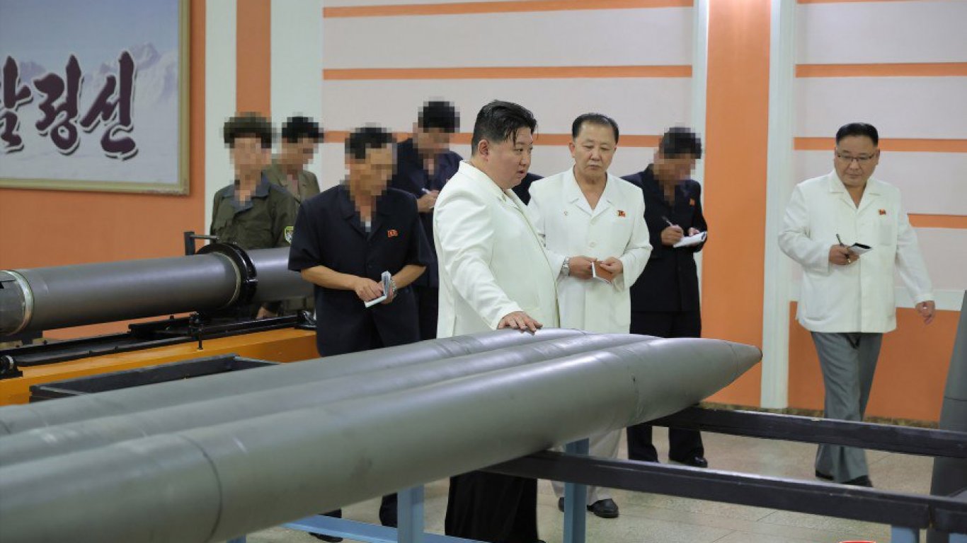 Ким Чен-ун посети военен завод, нареди да се ускори производството на тактически ракети