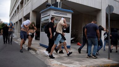 Оставиха зад решетките всички 105 заподозрени за боя със загинал фен в Атина