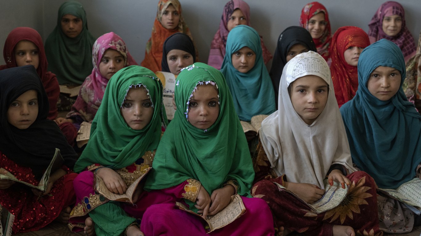 Две години талибани на власт в Афганистан - отчаяние, облекчение, гордост (снимки)