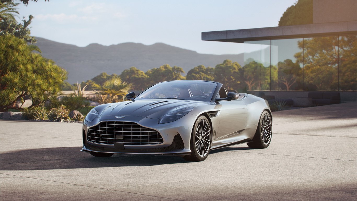 Aston Martin DB12 Volante поставя нов стандарт за шофиране с отворен покрив