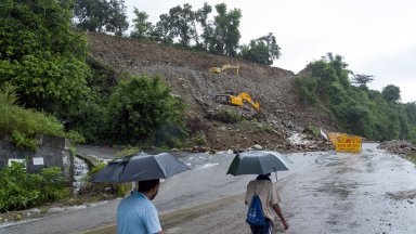 Стотици хора са евакуирани в хималайския щат на Индия на фона на хаоса, предизвикан от мусоните
