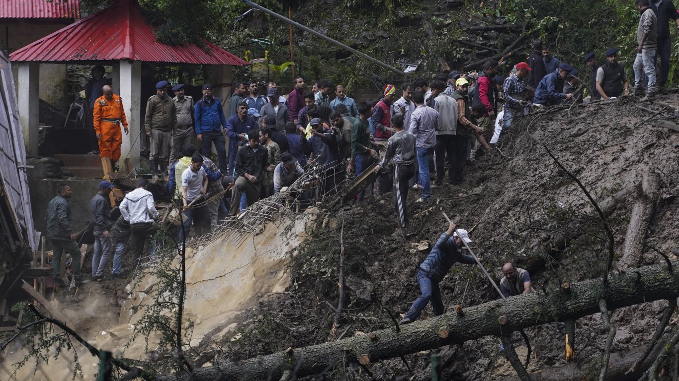 Десетки загинали след катастрофални наводнения и свлачища в Индия (снимки/видео)
