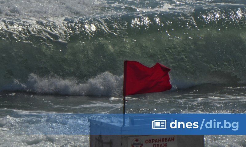 Сигналът за инцидента на плажа е получен около 12:30 часа.
Мъжът