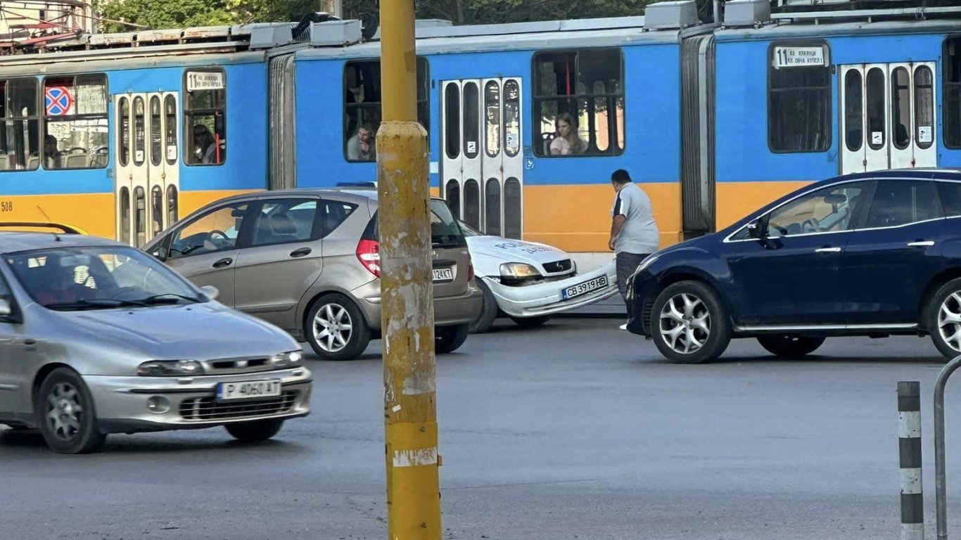Сблъсък между патрулка и трамвай в столичен квартал (снимки)