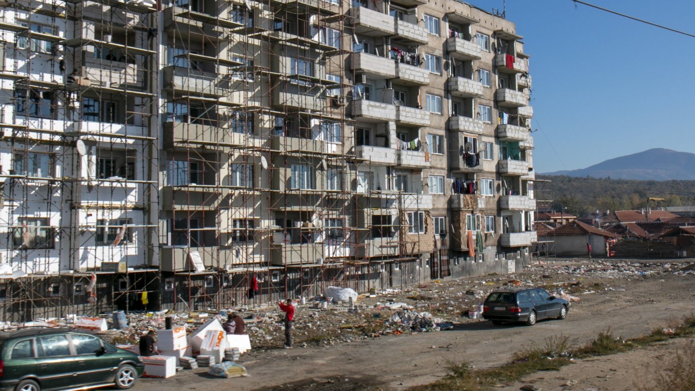 Меле с 200 души в казанлъшкия квартал "Кармен", нападнаха и полицаите с камъни