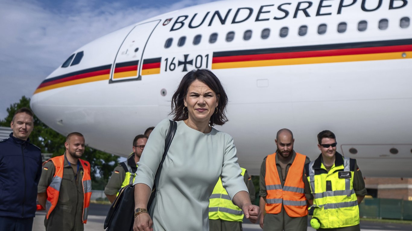 Мистериозни самолетни проблеми отмениха чуждестранни обиколки на германската външна министърка 