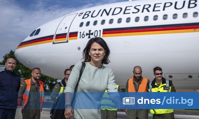 Вчера заради проблеми със самолета Бербок закъсня с началото на