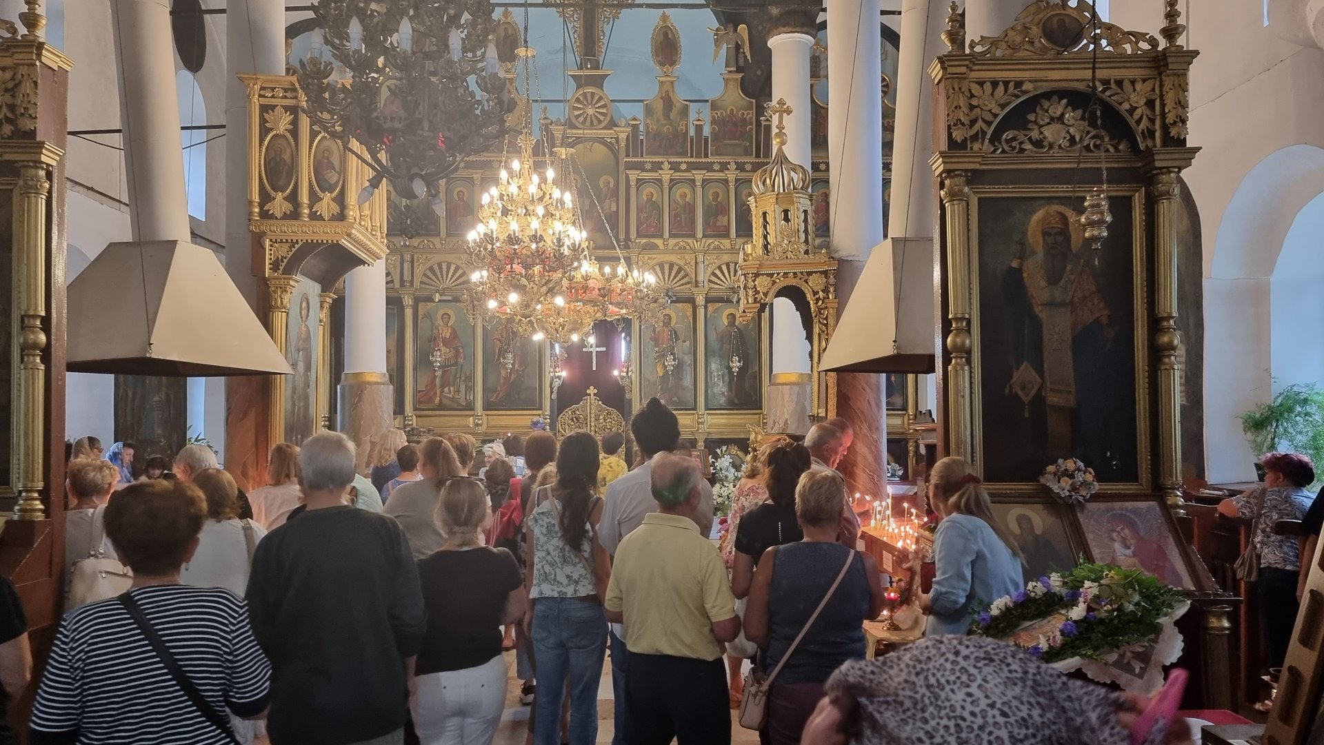 Стотици миряни изпълниха храмовете в Добрич по повод празника „Успение Богородично“