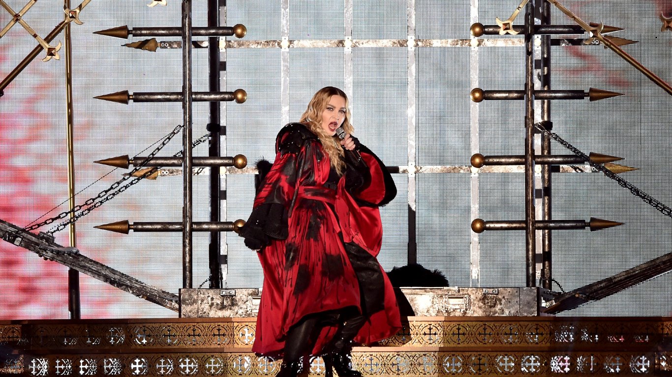 Мадона спретна нов гаф по време на концерт, скара се на инвалид
