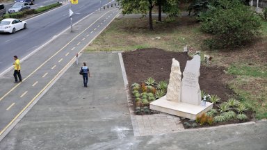 Издигат паметник на убитите от автобус с мигранти полицаи в Бургас 
