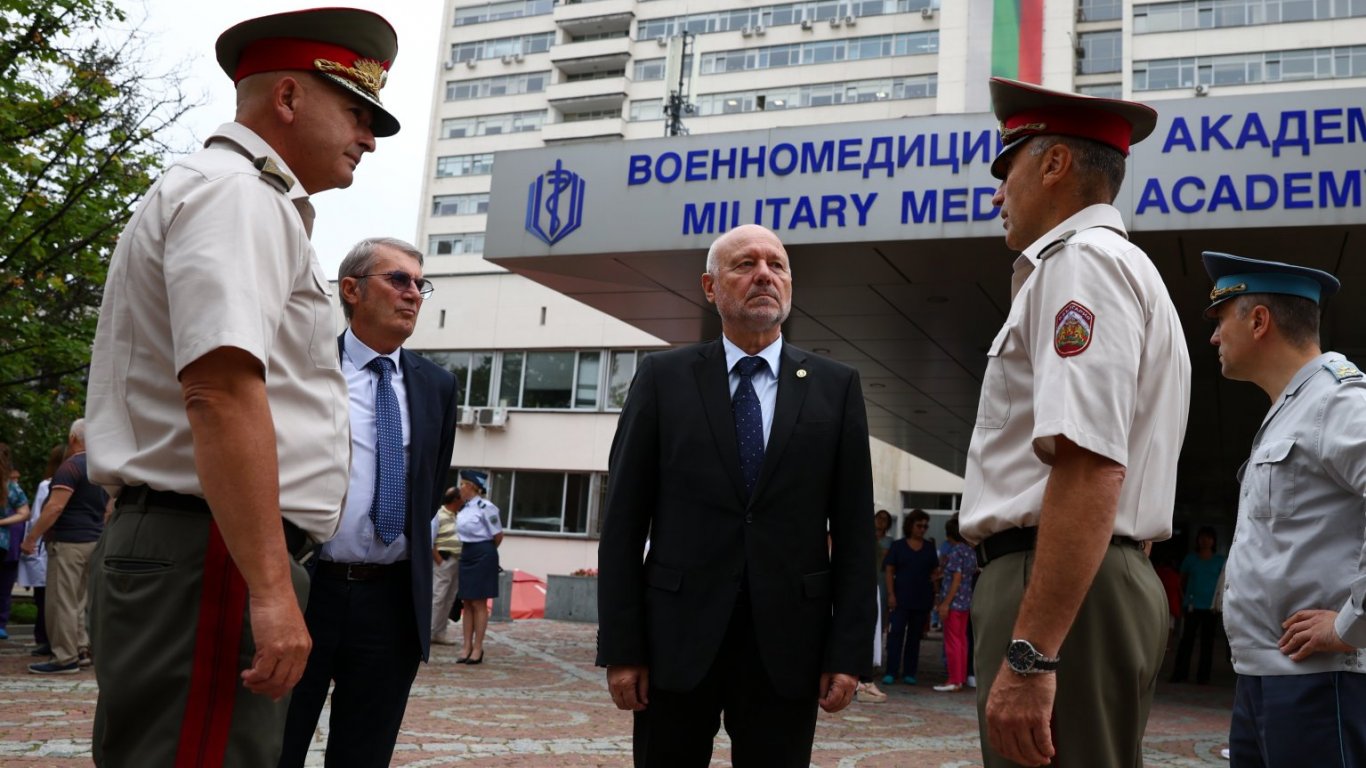 Тагарев за предупредителния огън по кораб в Черно море: Русия преследва интереса си с всички средства