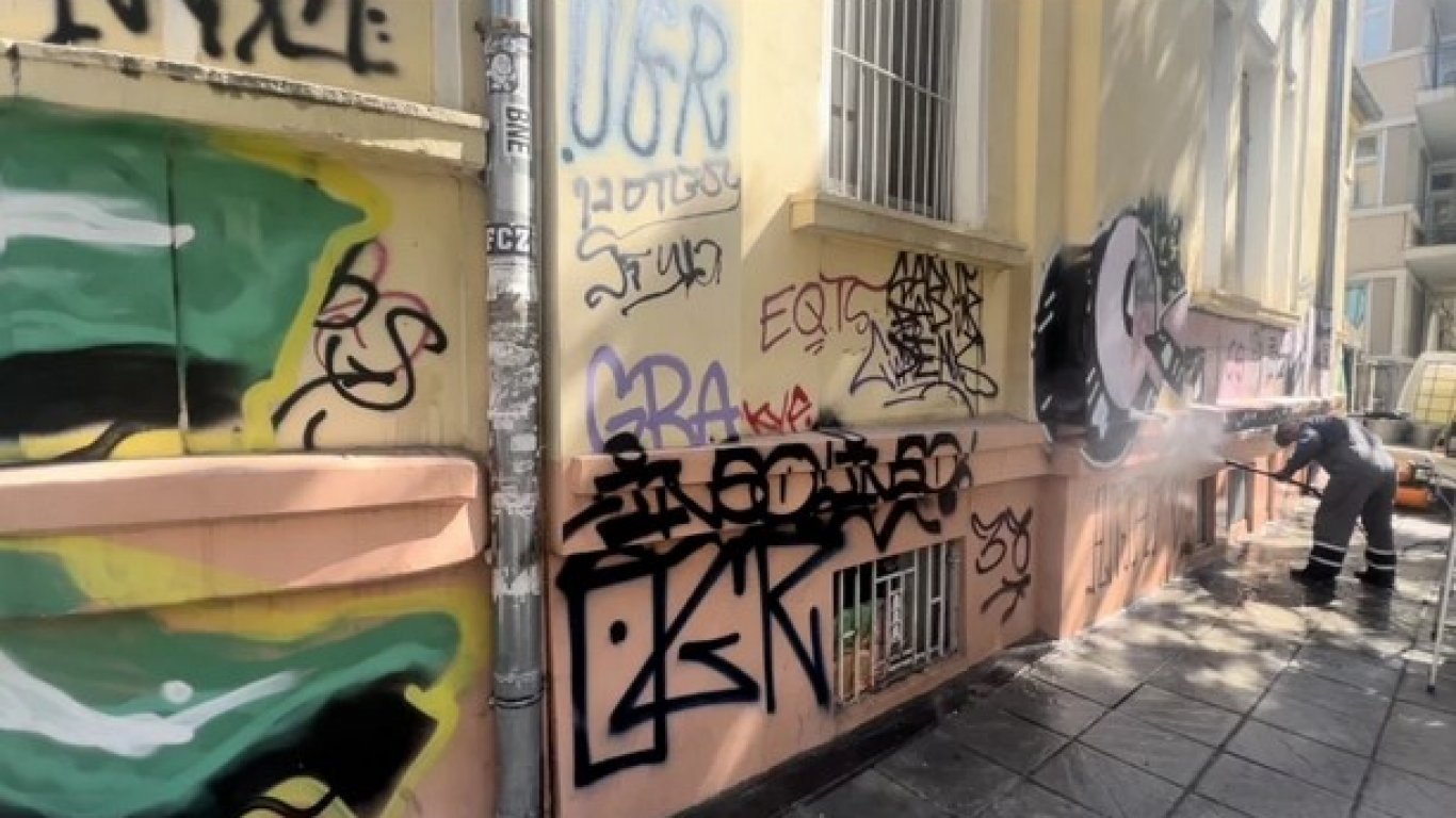Чистят вандалски рисунки по знакови сгради в София 