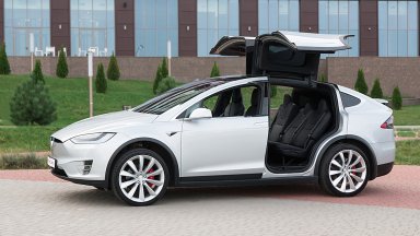Илон Мъск категорично настоява роботизираното такси на Tesla да няма волан и педали