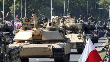 Полша проведе най-големия си военен парад (видео)