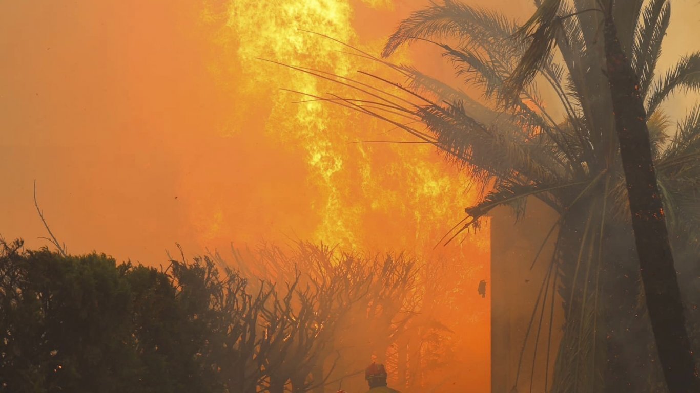 Огнен ад край френски морски курорт до границата с Испания (снимки и видео)