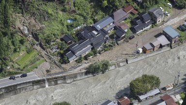 Снимка AP БТА След като премина над връх Шиономисаки в префектура