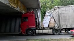 Камион заседна под мост над река Марица в Пловдив