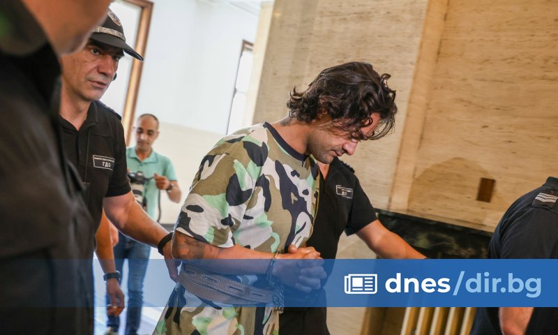 Вълчинов твърди, че след това е изпаднал в паника и