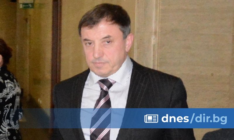 В миналото - барета, застраховател, секретен сътрудник на службите, бивш