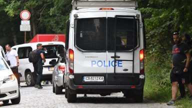 В района около местопрестъплението бяха създадени контролни пунктове като служителите на МВР