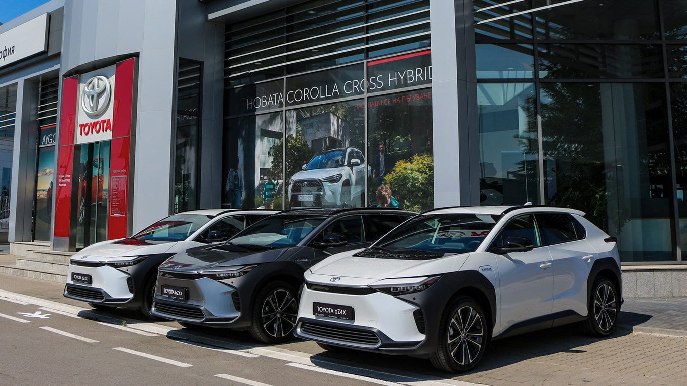 Соларни панели ще зареждат електромобилите на Toyota