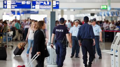 Инициалите на задържания който не е бил допуснат в страната