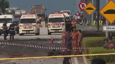 Частен самолет се разби на магистрала в Малайзия, сред жертвите е депутат (видео)