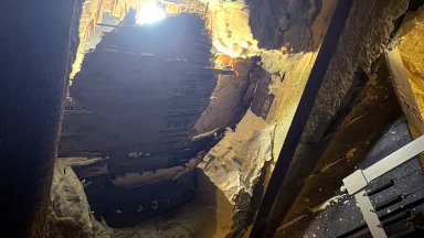 Леден къс, изпаднал от самолет, нанесе щети на къщата на семейство в щата Масачузетс