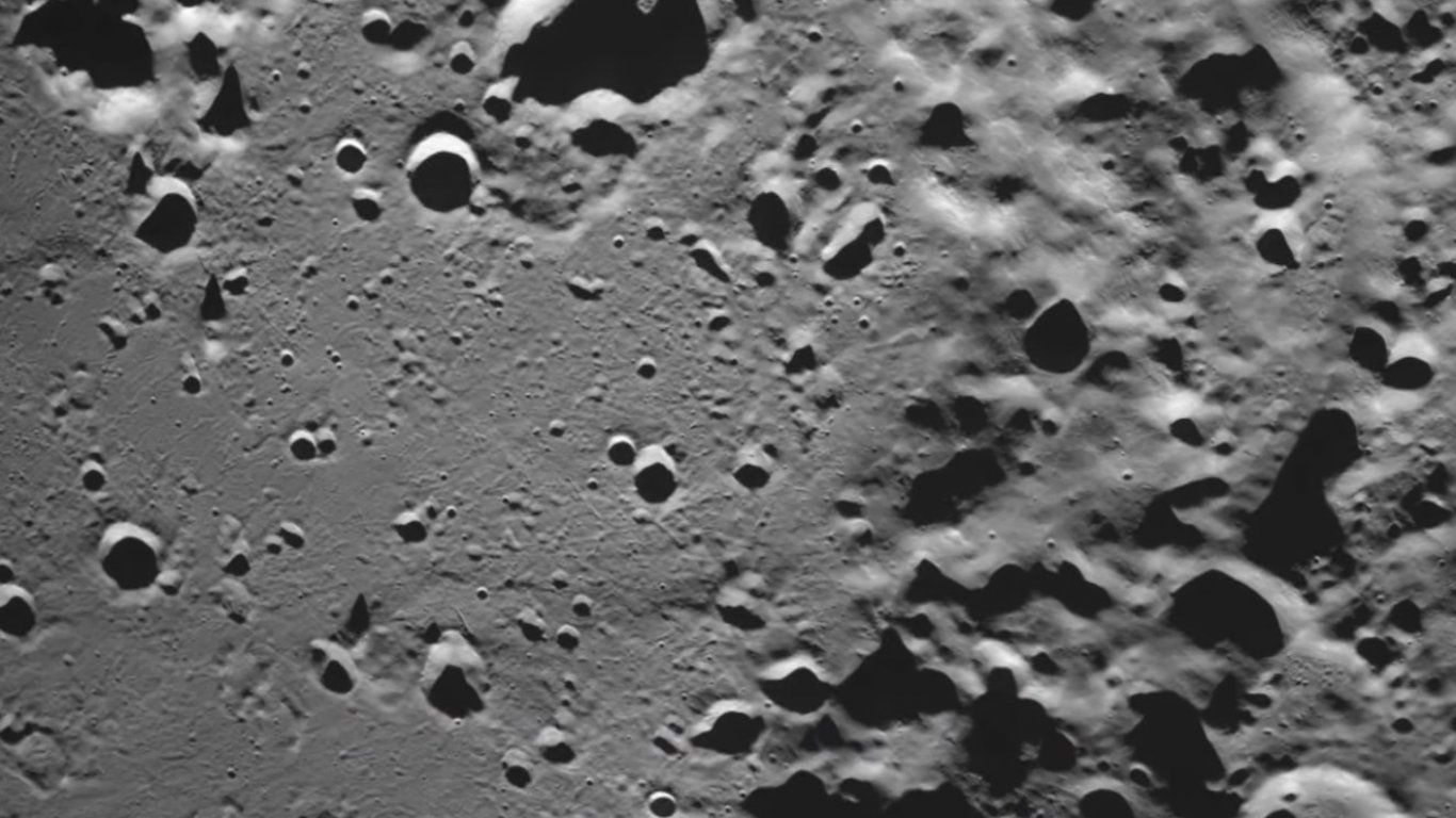Руската сонда Луна-25 изпрати първото изображение от повърхността на Луната (видео)