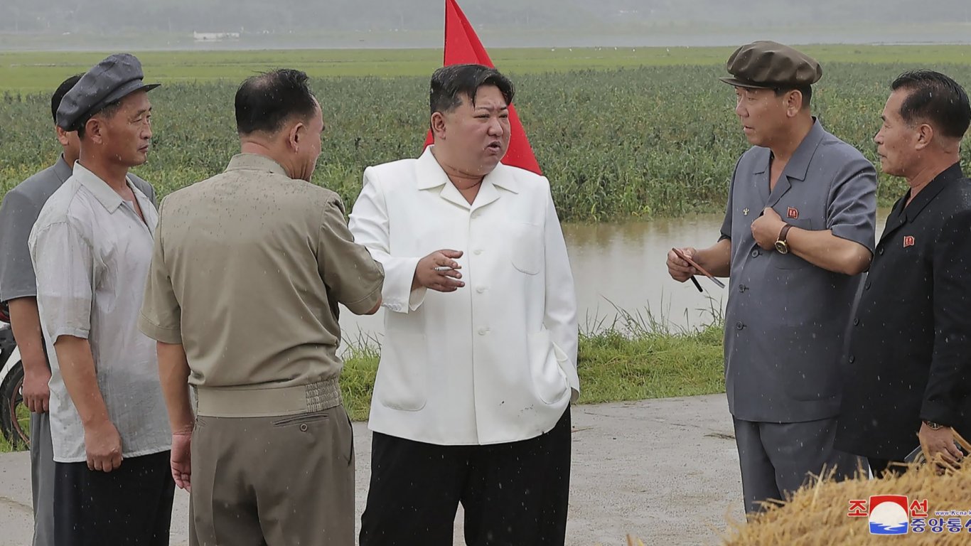 Ким Чен-ун провери засегнатите от тайфун земеделски земи, след като прати армията да спасява реколтата 