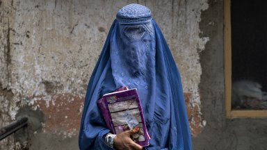 Говорител на талибаните: Жените губят стойност, ако мъжете им виждат лицата на обществени места