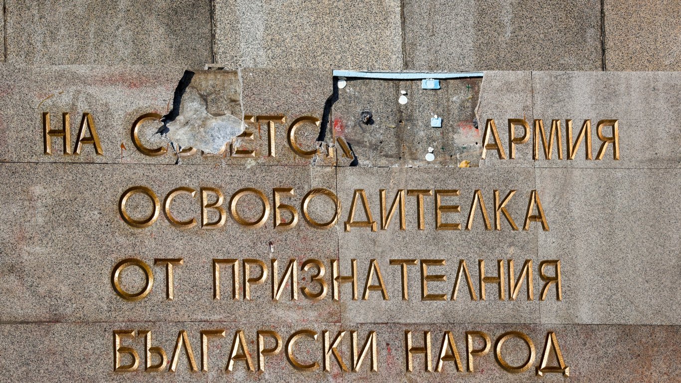 Русия започва разследване на вандалския акт върху Паметника на Съветската армия