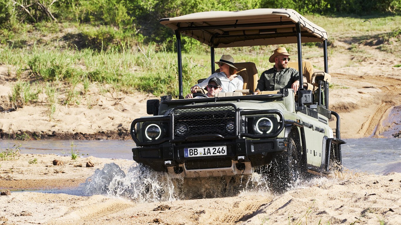 Ineos Safari Grenadier се впусна в дивите пейзажи на Африка
