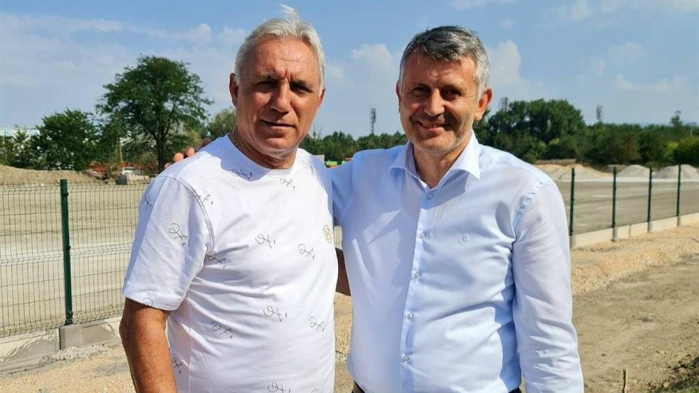 Стоичков лично инспектира новия комплекс за школата на родния му тим