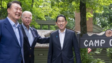 Тримата лидери на Япония САЩ и Южна Корея излязоха и