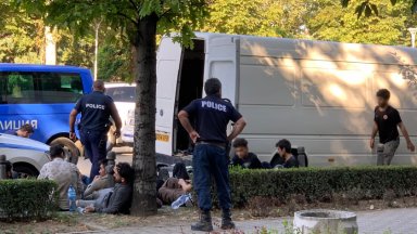 На място има полицейски екипи Пристигнаха три линейки Някои от