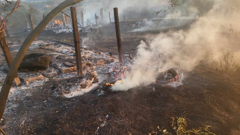 Голям пожар в Бургаско стигна дворове в Кубадин, два хеликоптера се включиха в гасенето