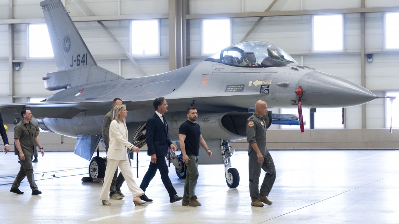 "Нюзуик“: Изтребителите F-16 вероятно вече са в Украйна 